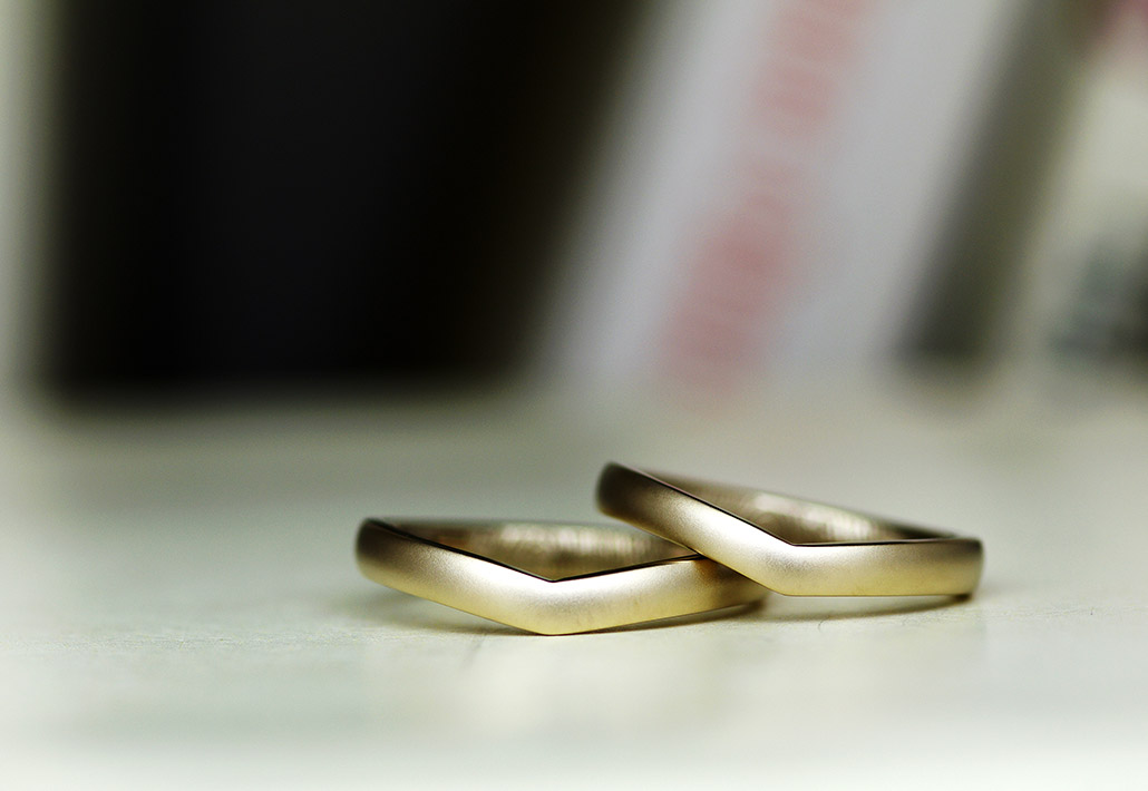 Vシェイプまたは、V字ウェーブの結婚指輪・マリッジリング