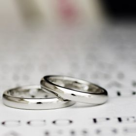 アトリエクラム新潟店で職人が仕立てたプラチナ950製のシンプル甲丸ストレートデザインの結婚指輪