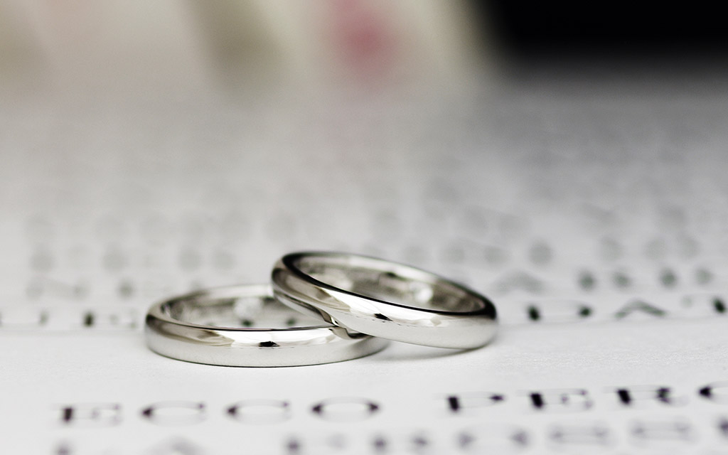 アトリエクラム新潟店で職人が仕立てたプラチナ950製のシンプル甲丸ストレートデザインの結婚指輪（マリッジリング）