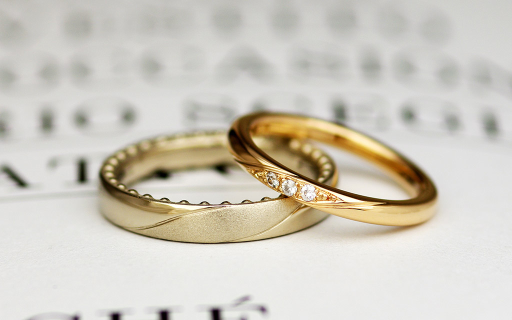アトリエクラムで人気のブラウンゴールドと女性に人気の可愛いピンクゴールドの結婚指輪（マリッジリング）