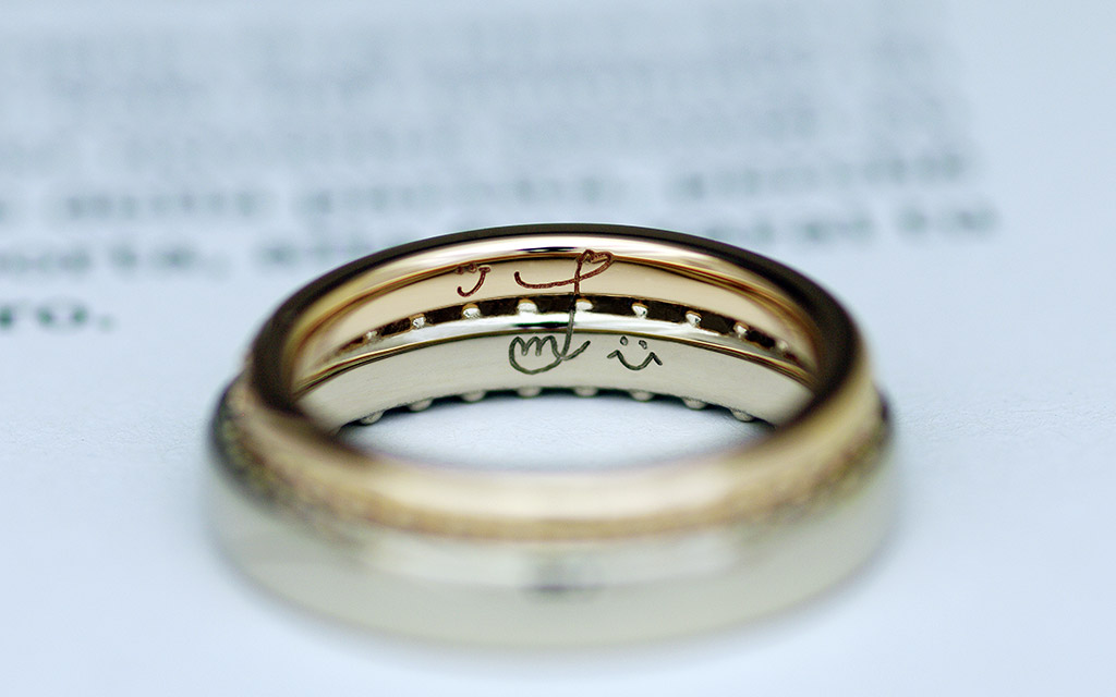 オーダーメイドで仕立てた結婚指輪は合わせてひとつになる手書きレーザー刻印