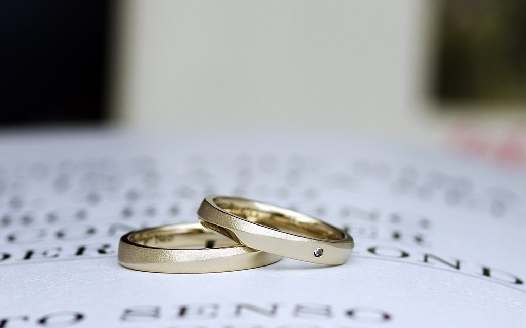 アトリエクラムで人気のプラチナ素材よりも安価なブラウンゴールドでできた結婚指輪（マリッジリング）