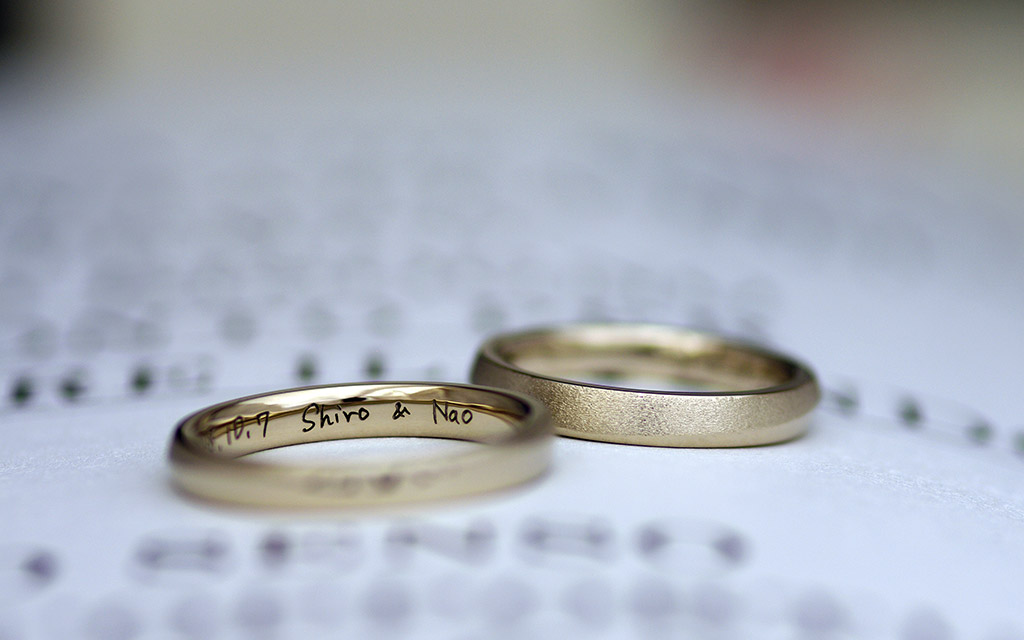 アトリエクラム新潟店で作られたブラウンゴールドの結婚指輪の内側に刻印された直筆レーザー文字