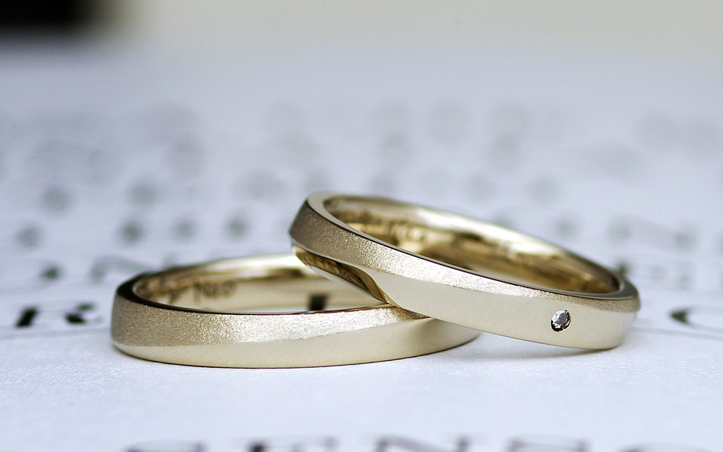 カスタムオーダーデザインをベースにした人気のブラウンゴールド素材の結婚指輪（マリッジリング）