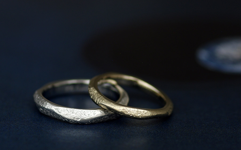 プラチナとブラウンゴールドのペアのアンティークな結婚指輪（マリッジリング）