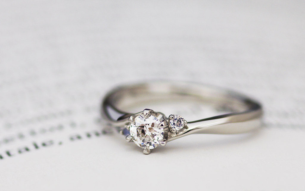 ルースプロポーズに使用したダイヤモンドをセッティングしたプラチナ製の婚約指輪（エンゲージリング）