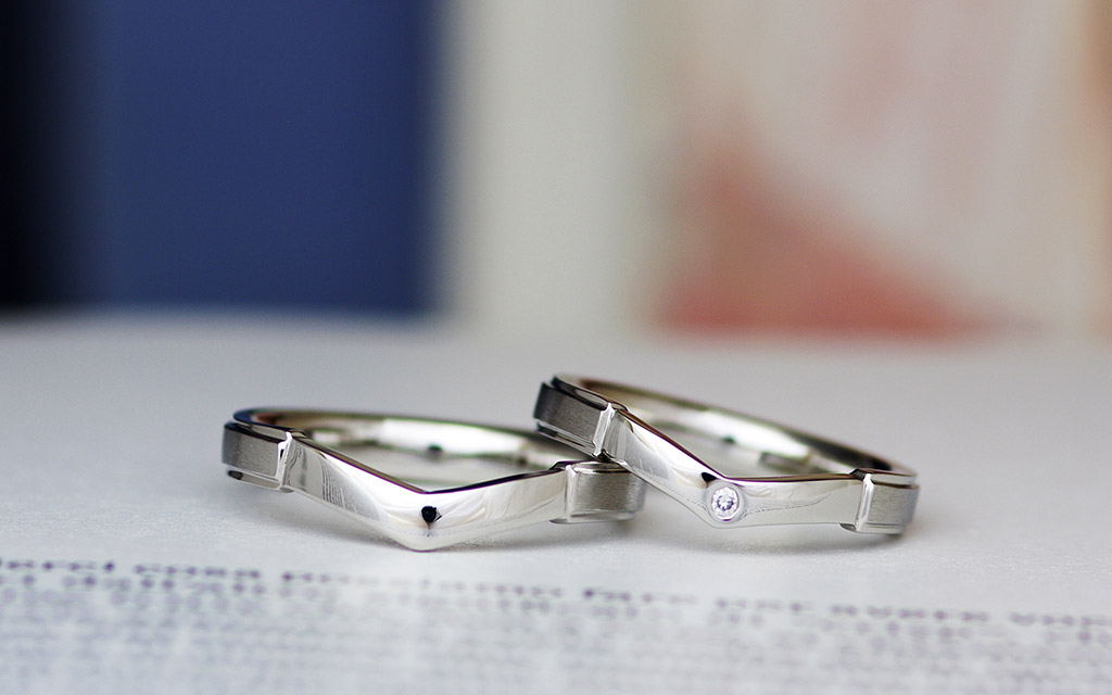 プラチナ素材の個性的Vライン手作り結婚指輪 - アトリエクラム
