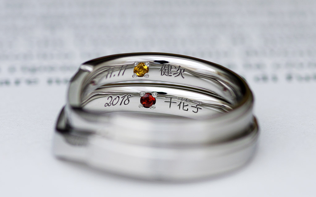 10パターンのフォントから好きな字体を選んで刻印したり誕生石を留められるオーダー結婚指輪