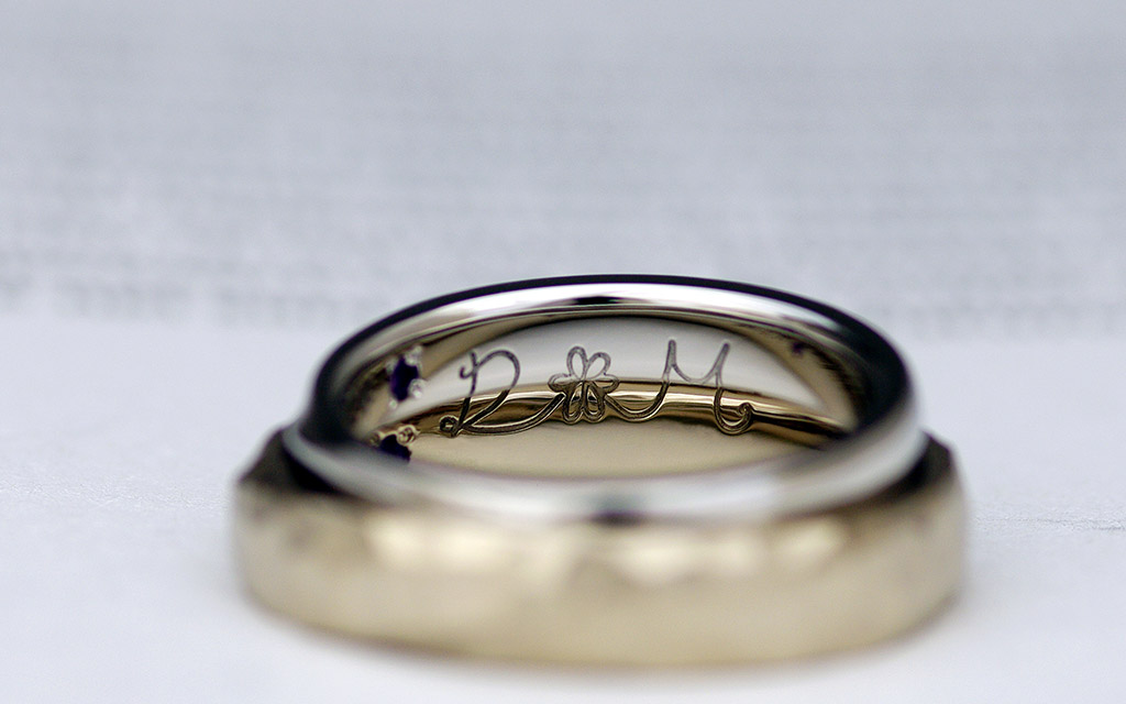 高品質のプラチナとファッション性の高いK18ブラウンゴールドの結婚指輪の内側の文字刻印