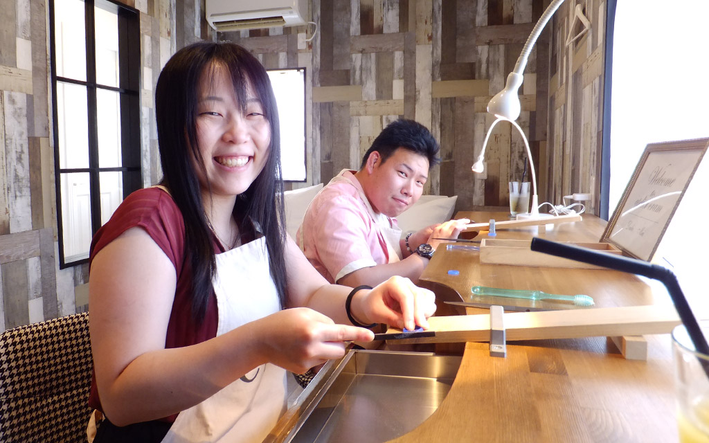 アトリエクラム新潟店のプライベートルームで結婚指輪を手作りしている山形県在住ご夫婦