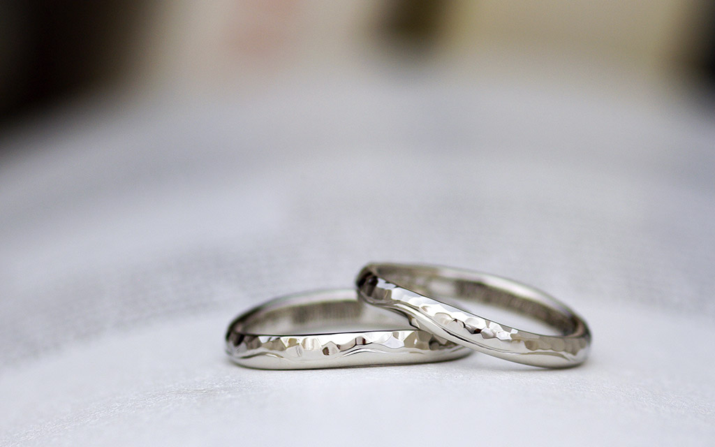 プラチナ素材のボコボコとしたウェーブ結婚指輪