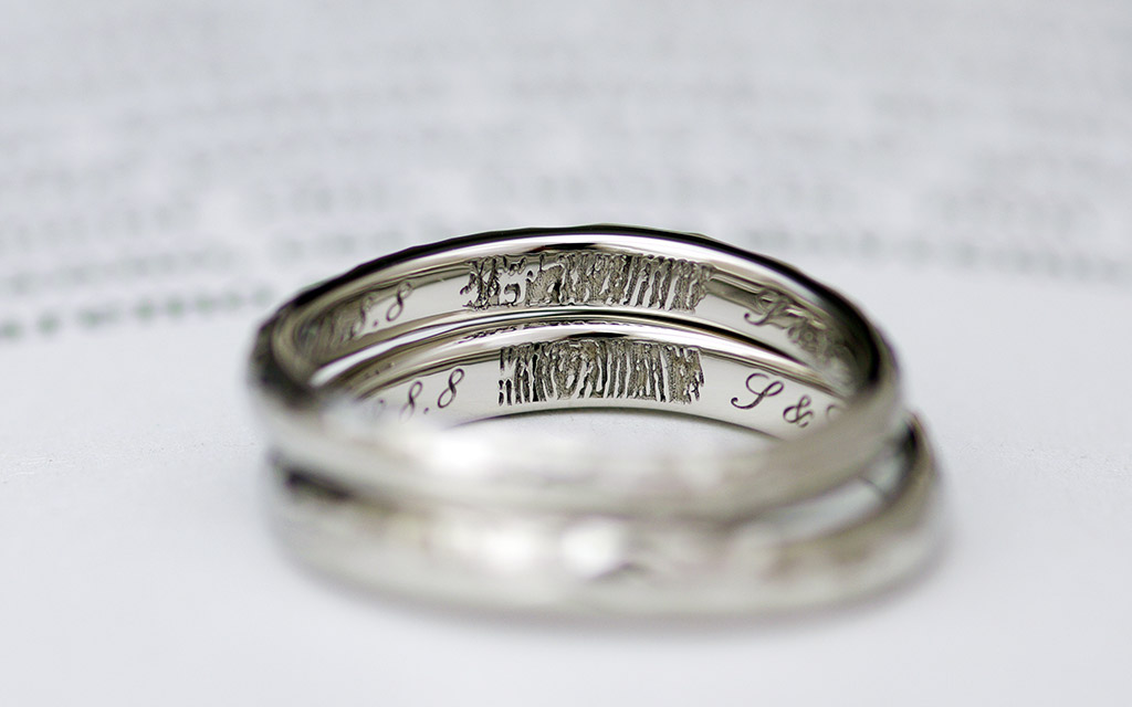プラチナの結婚指輪の内側に刻印された指紋レーザー
