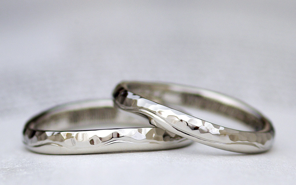 アトリエクラム新潟店で手作りされたボコボコとしたプラチナのマリッジリング（結婚指輪）