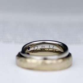 手描きのオリジナルデザインが刻印されたプラチナとゴールドの結婚指輪（マリッジリング）