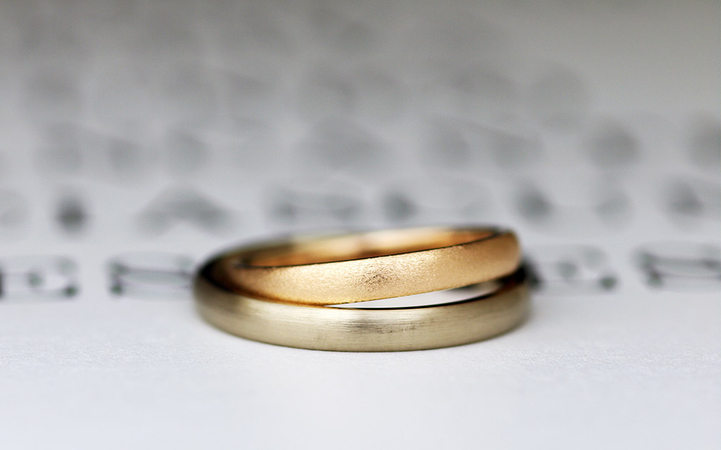 プラチナと比較すると安い価格で作ることができるゴールド素材の結婚指輪（マリッジリング）