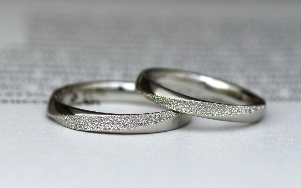 プラチナ製のペアデザインマリッジリング（結婚指輪）
