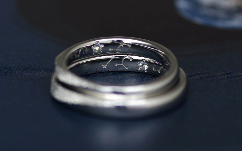 星座モチーフのオリジナルデザインが刻印された結婚指輪（マリッジリング）の内側