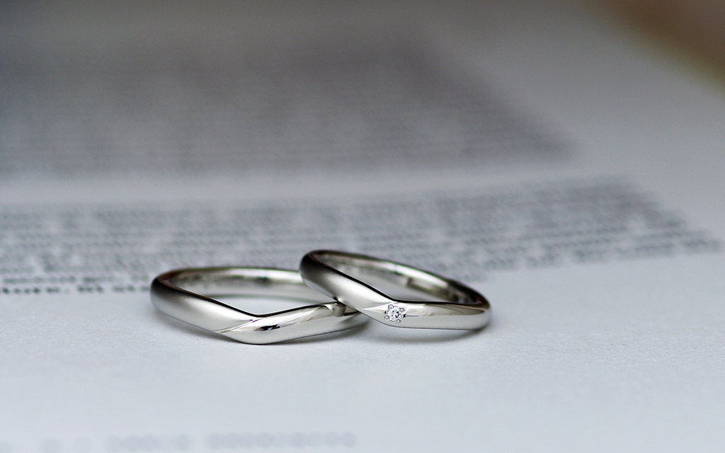 プラチナ素材のエレガントなVシェイプの結婚指輪（マリッジリング）