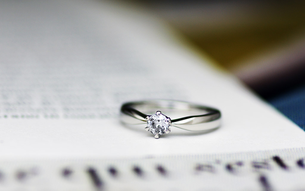 ブライダルジュエリーに人気の質の良いプラチナで作られたソリティアタイプの婚約指輪（エンゲージリング）