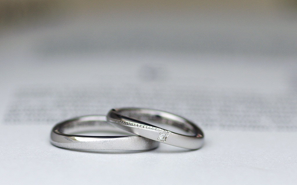 手作り指輪が体験できる新潟のアトリエクラムで手作りされた18金のホワイトゴールド製の結婚指輪（マリッジリング）