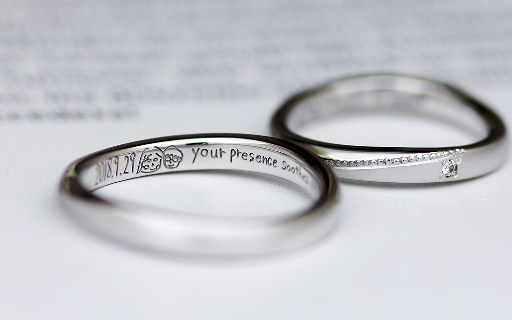 手作り結婚指輪の内側に刻印された、おふたりが手書きした直筆文字のレーザー加工