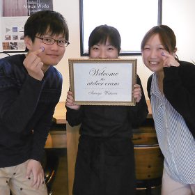 アトリエクラム新潟店で結婚指輪を手作りした阿賀野市の夫婦とアトリエクラムのスタッフ