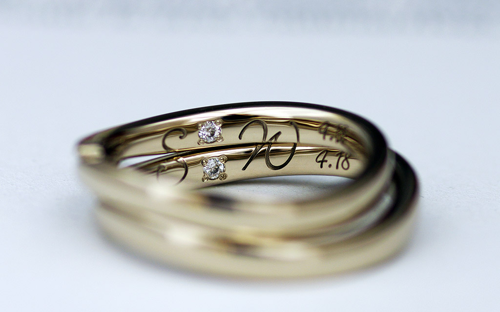 長岡市のジュリー工房アトリエクラムで仕立てたブラウンゴールドの結婚指輪の内側文字刻印