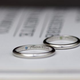 新潟のオーダーメイドジュエリー工房アトリエクラムで作られたプラチナの鍛造結婚指輪の刻印