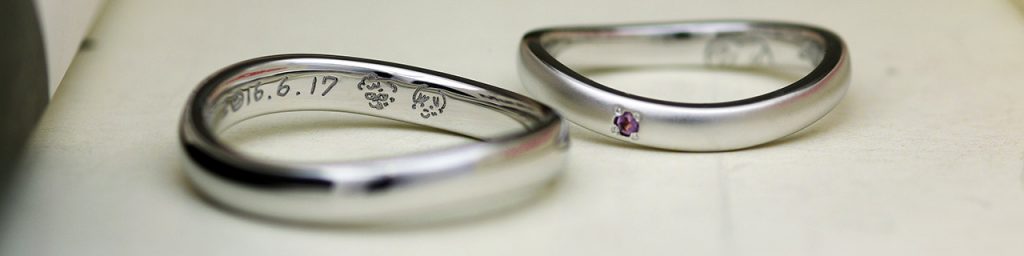 似顔絵の入ったプラチナ製の結婚指輪・マリッジリング