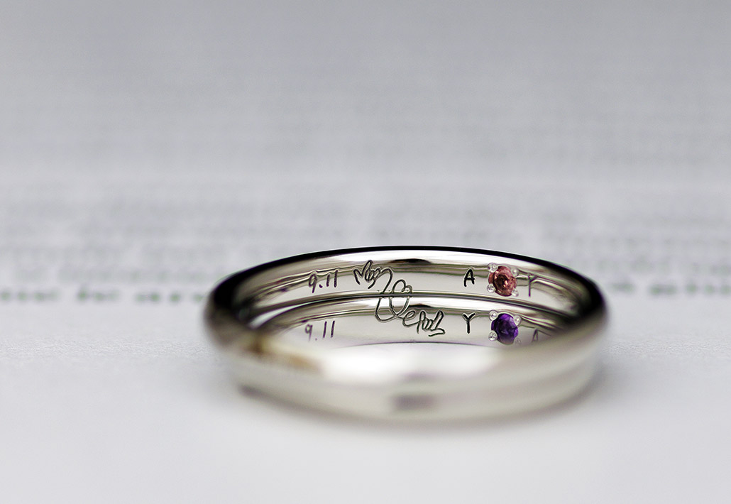 可愛い手描きのイラストをはんぶんこしたプラチナ素材の結婚指輪（マリッジリング）