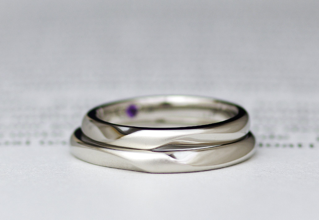 ストレートひねりデザインのシンプルな結婚指輪（マリッジリング）