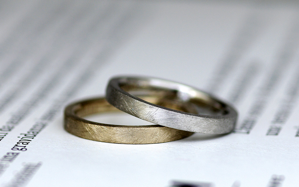 ランダムなテクスチャーでマット加工を施したゴールドとプラチナのざらざらとした結婚指輪（マリッジリング）
