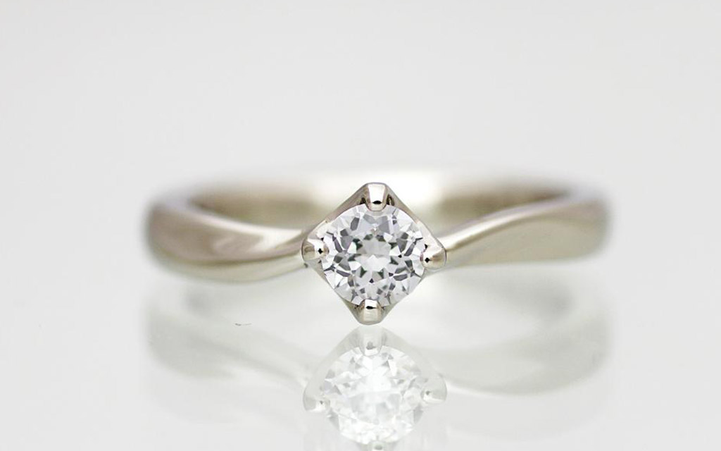 ダイヤモンドが1粒留まった婚約指輪（エンゲージリング）