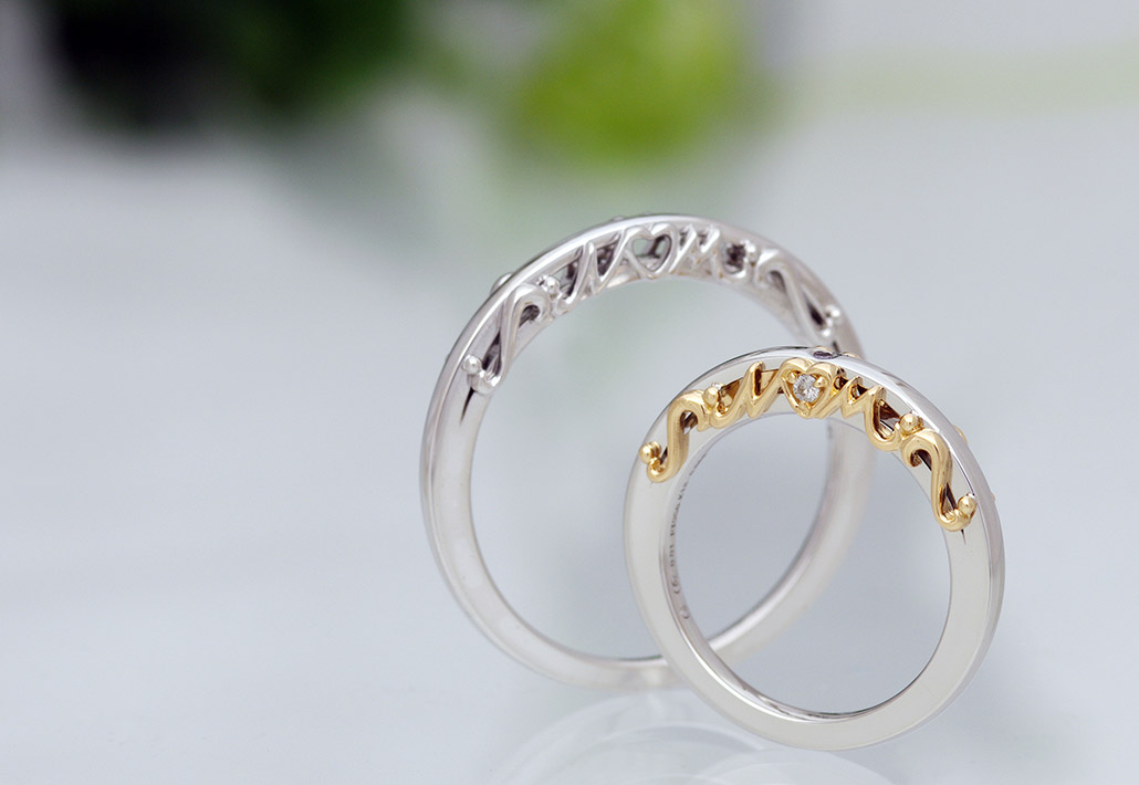 イニシャルの透かし模様が入ったコンビデザインのオーダーメイド結婚指輪（マリッジリング）