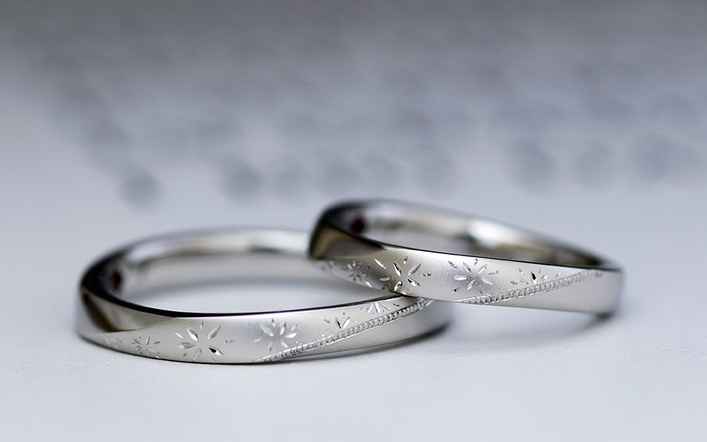 高品質なプラチナ素材で作られた花火のデザインの結婚指輪（マリッジリング）