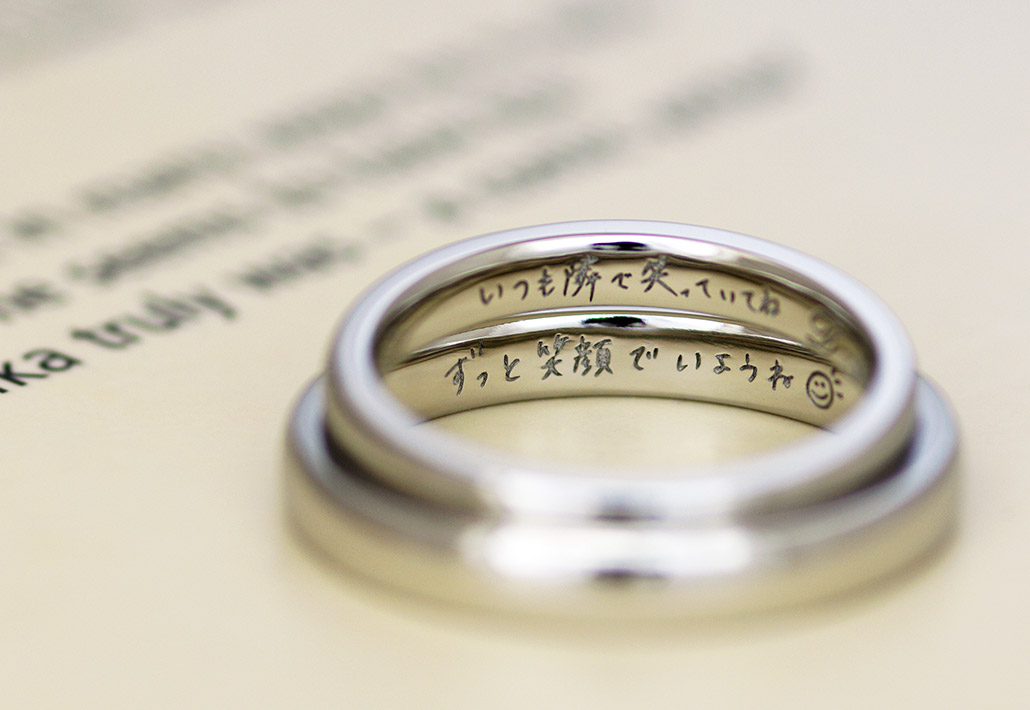 メッセージを刻印したプラチナのオリジナル結婚指輪（マリッジリング）