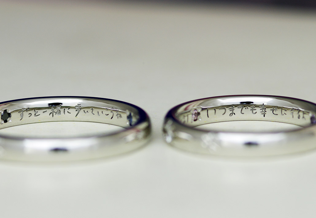 メッセージを刻印したシンプルなプラチナの結婚指輪（マリッジリング）