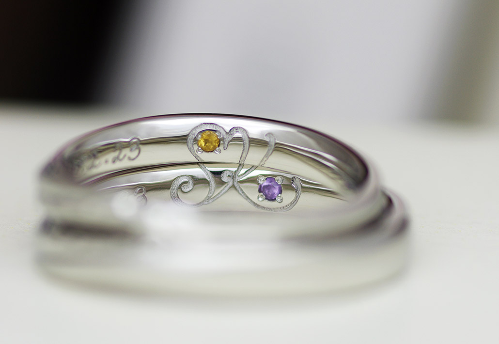 イニシャルを組み合わせたオリジナルロゴマークの入ったオーダーマリッジリング（結婚指輪）