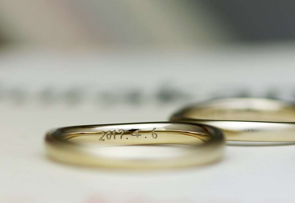 手描きの文字が入ったゴールドのシンプルな結婚指輪（マリッジリング）