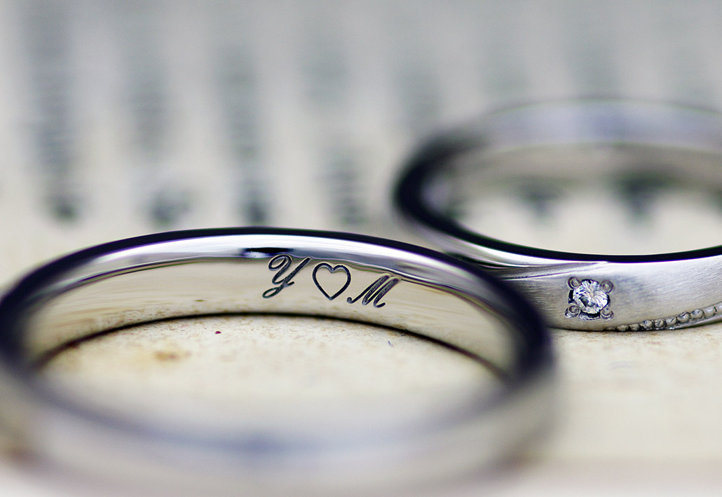 イニシャルとハートの刻印を入れたプラチナのオリジナル結婚指輪（マリッジリング）