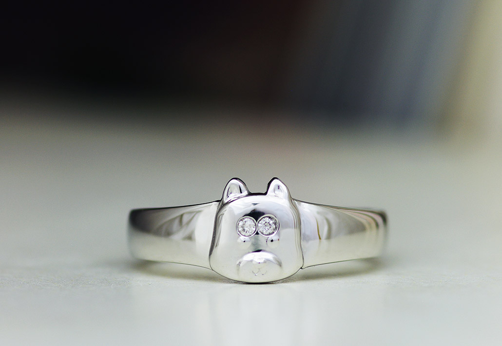 柴犬の顔がデザインされたプラチナ製のオーダーメイド婚約指輪（エンゲージリング）