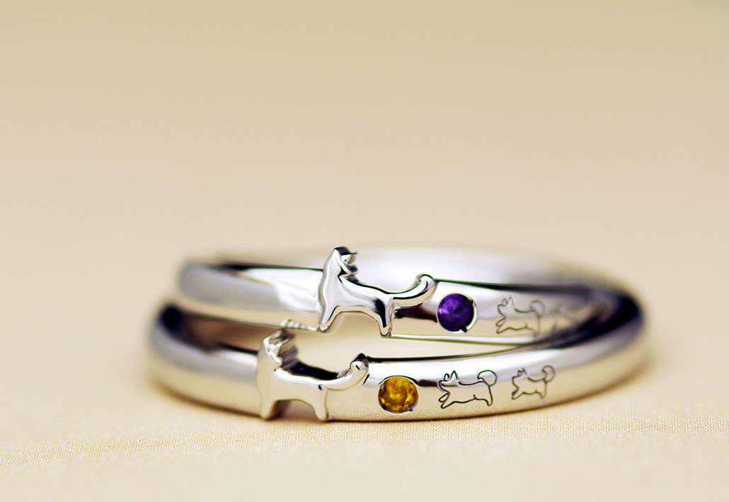 犬のデザインが入ったプラチナの結婚指輪（マリッジリング）