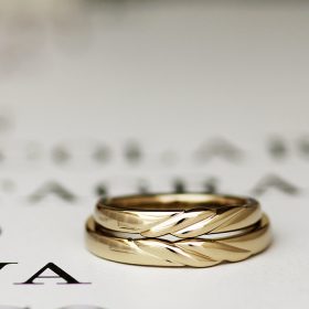 羽根のデザインが入ったゴールドのオーダーメイド結婚指輪（マリッジリング）