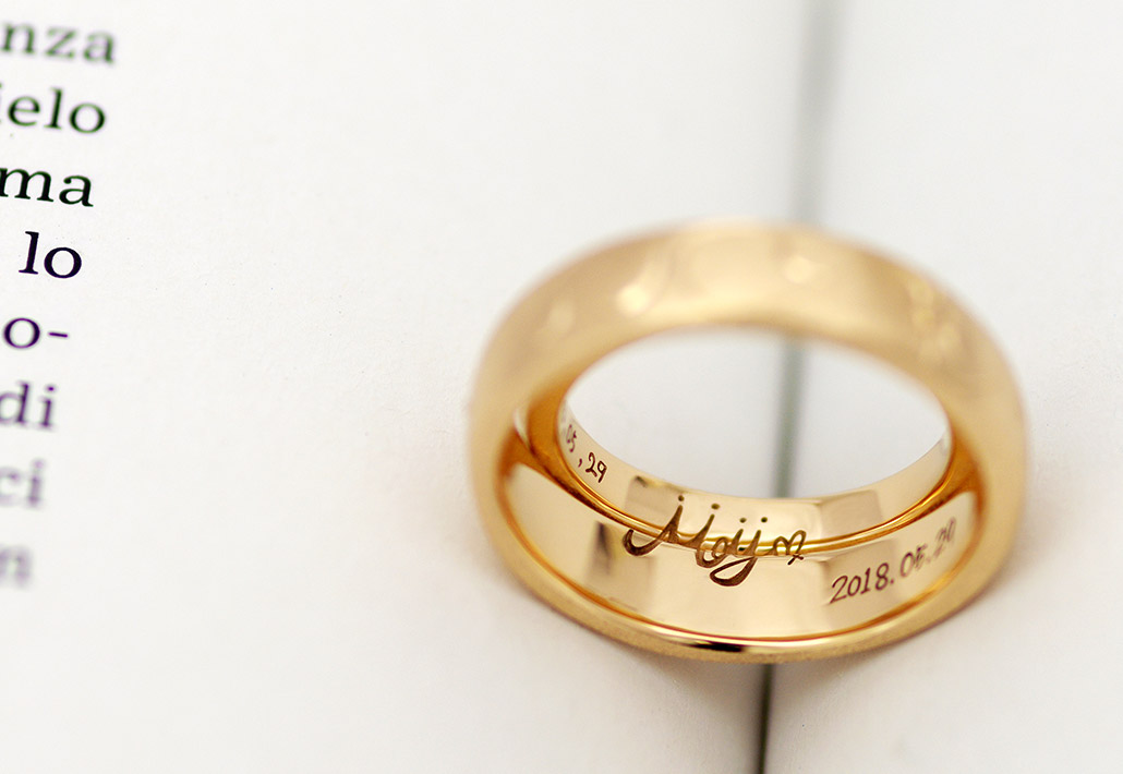 オーダーメイドで仕立てたピンクゴールドの結婚指輪（マリッジリング）の内側
