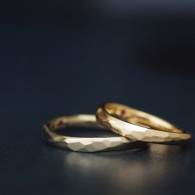 肌に馴染むピンクゴールドとアンティークなブラウンゴールドのひねりデザインの結婚指輪（マリッジリング）