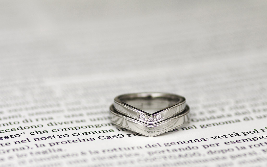 ミルグレインとダイヤモンドの入ったきつめのV字ラインの結婚指輪（マリッジリング）
