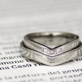 フルオーダーメイドで仕立てたプラチナの結婚指輪（マリッジリング）