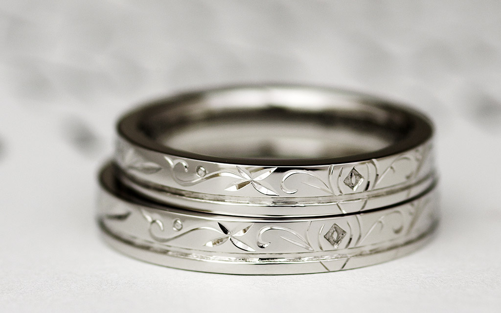 平打ちに槌目と手彫りが入ったオーダーメイド結婚指輪（マリッジリング）