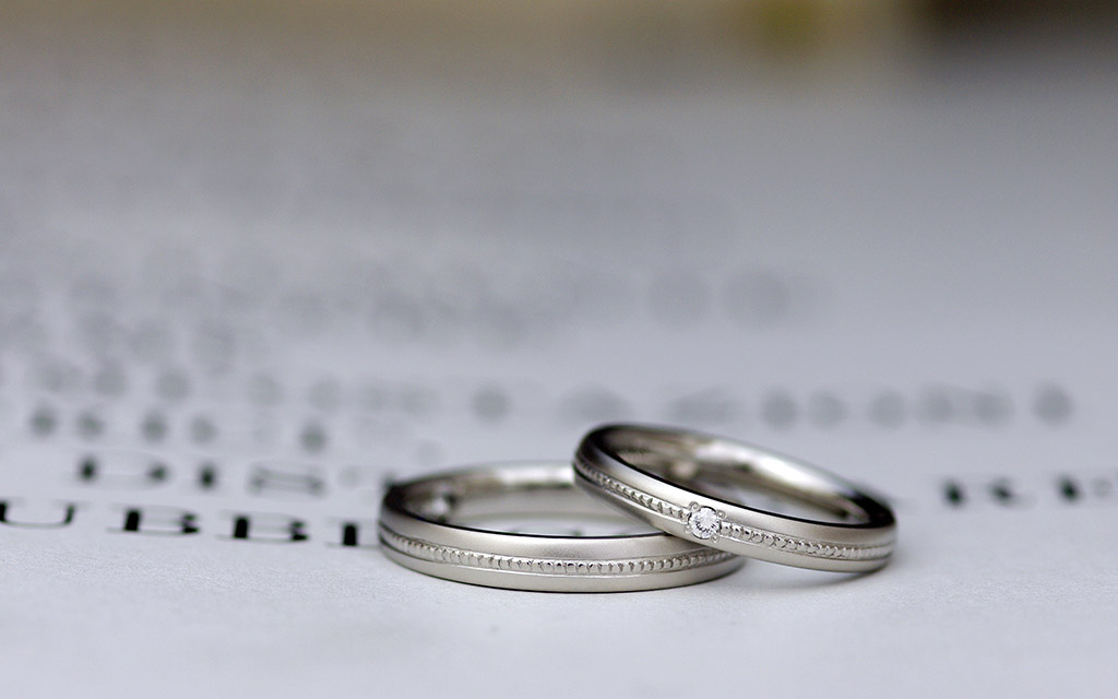 ミルグレインが入ったプラチナのオーダー結婚指輪（マリッジリング）