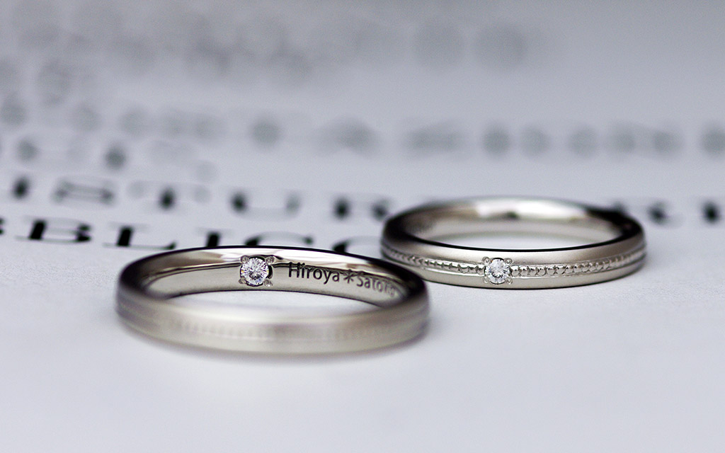 おそろいのダイヤモンドをセッティングしたオリジナルデザインの結婚指輪（マリッジリング）